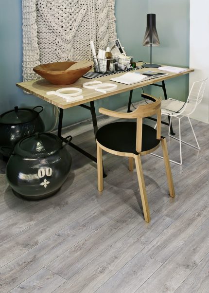 Ламинат Estetica Дуб эффект светло – сер NL 1292 x 194 Tarkett